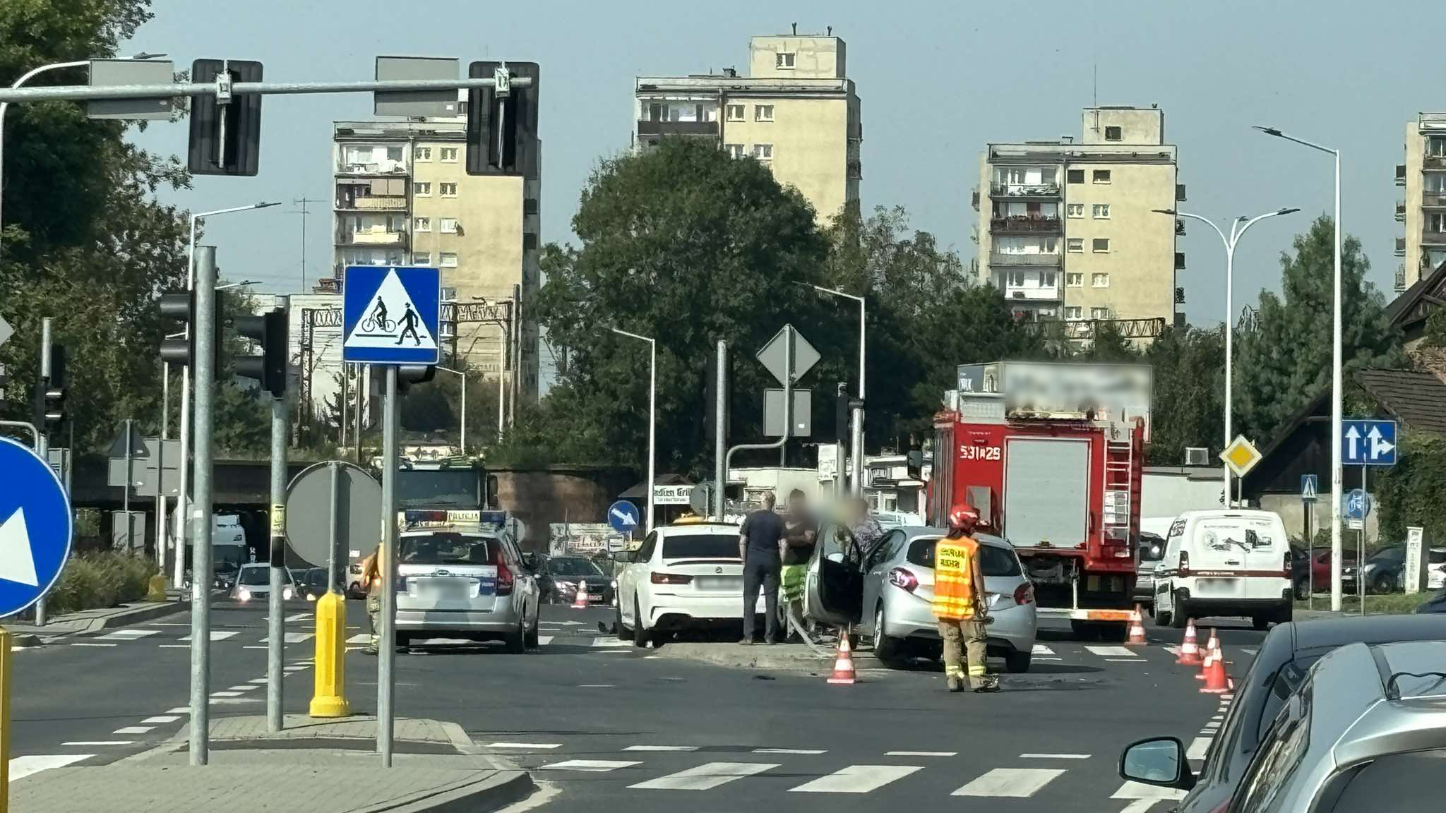 Zderzenie dwóch aut na dużym skrzyżowaniu w Ostrowie