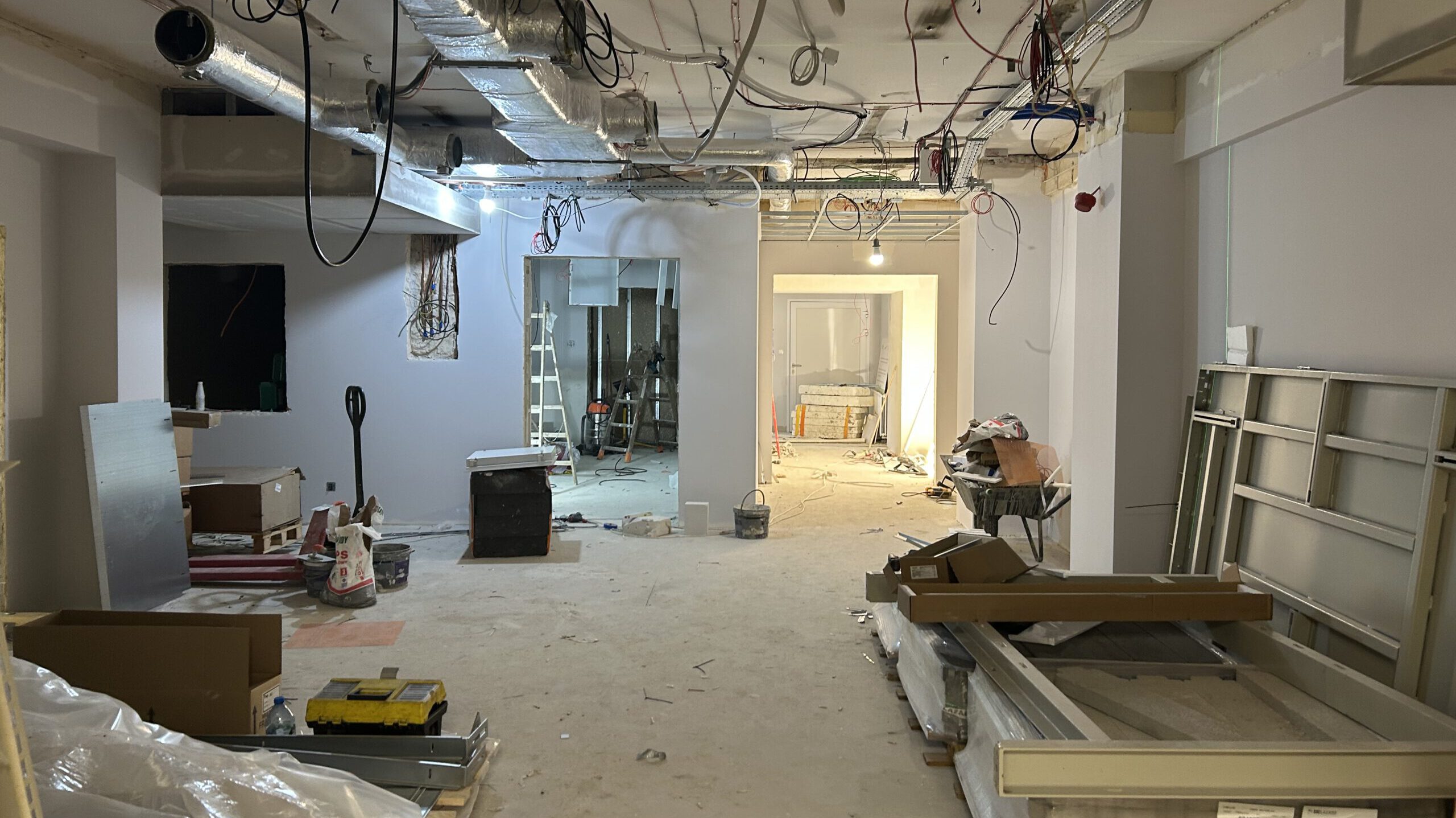 Kable zwisają z sufitu. Kiedy koniec przebudowy SOR-u? [ZDJĘCIA]