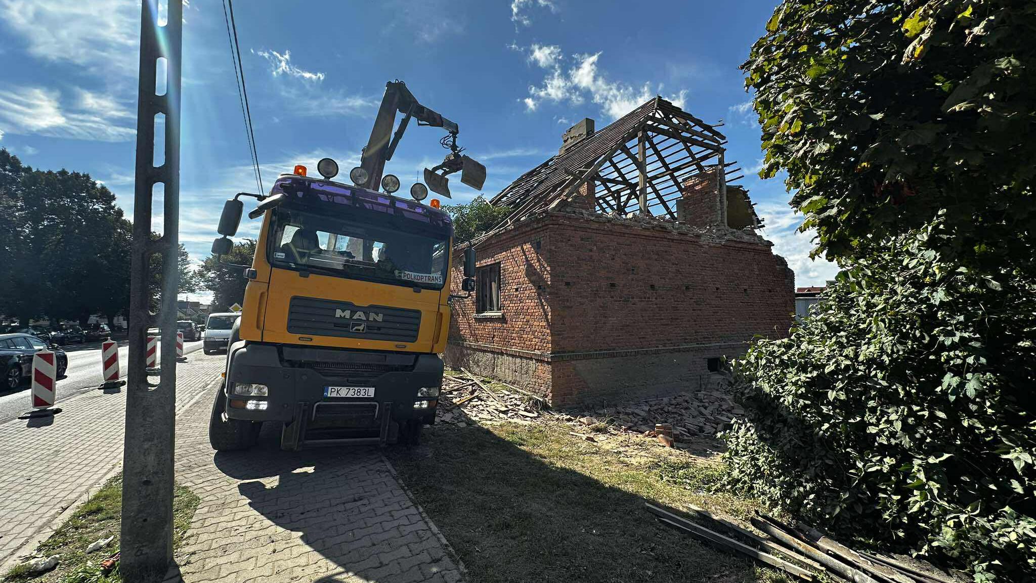 Znika pustostan, powstanie parking. Ruszyły prace rozbiórkowe [ZDJĘCIA]