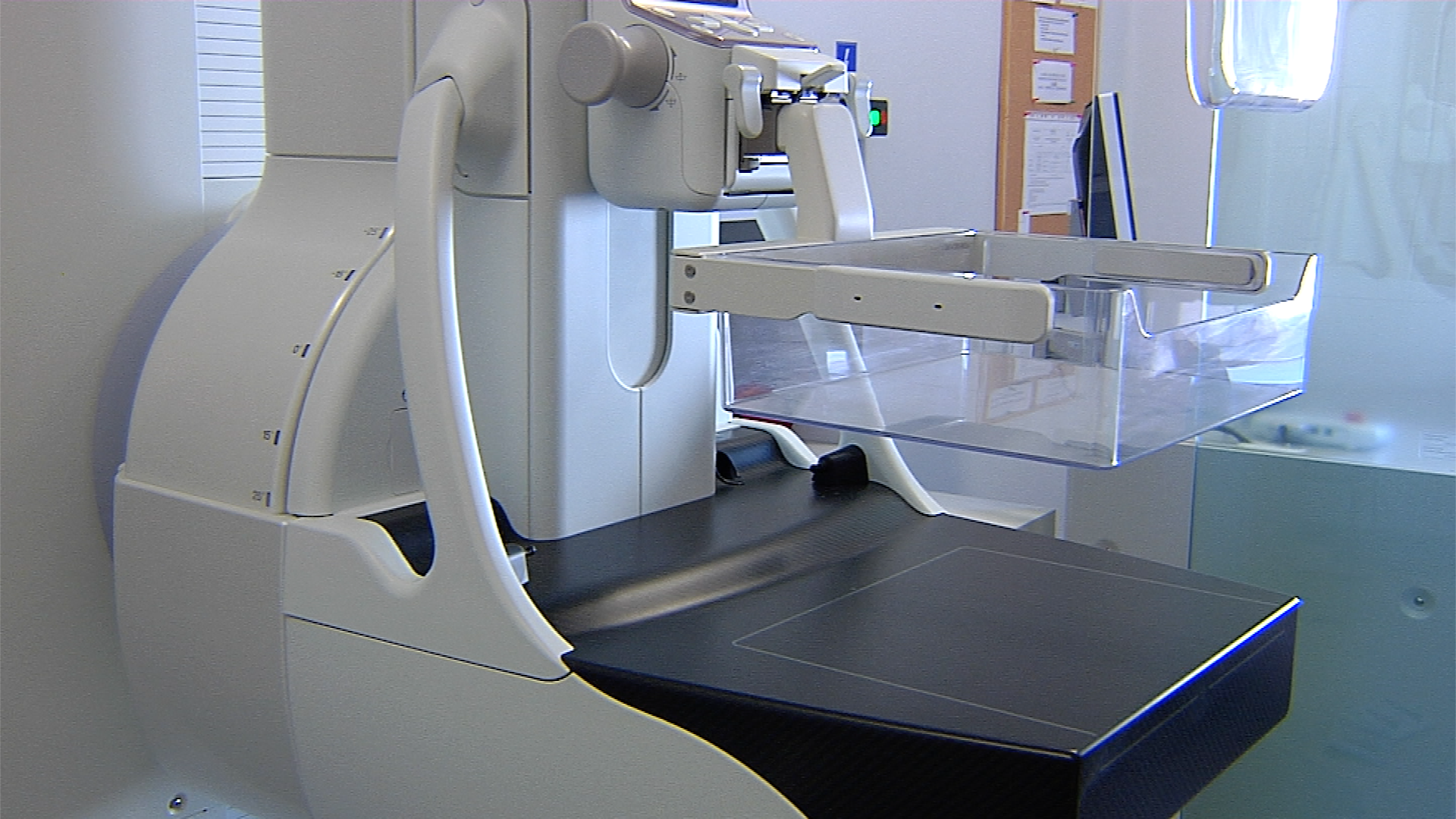 Mammograf w ostrowskim szpitalu – czy każdy może wykonać badanie?