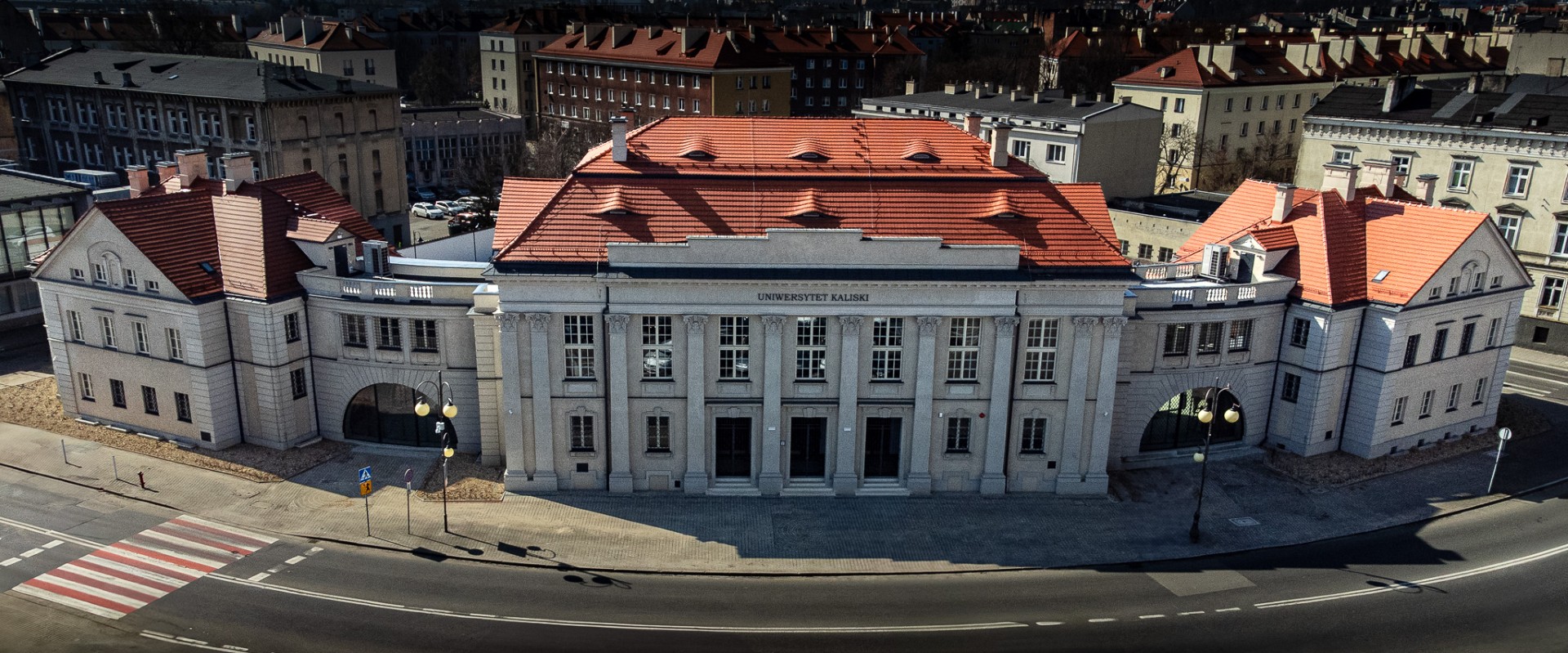 Budynek Uniwersytetu Kaliskiego z tytułem „Modernizacja roku”