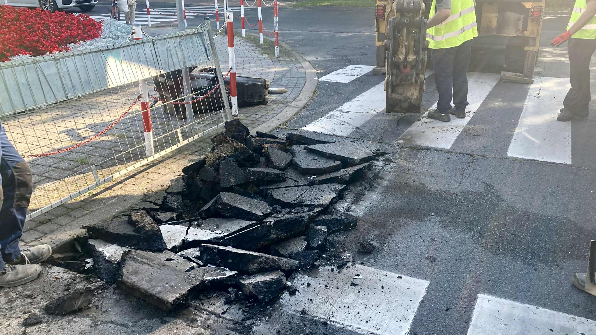 Duże wżery w rurze. Będą wymieniać przyłącze w urzędzie