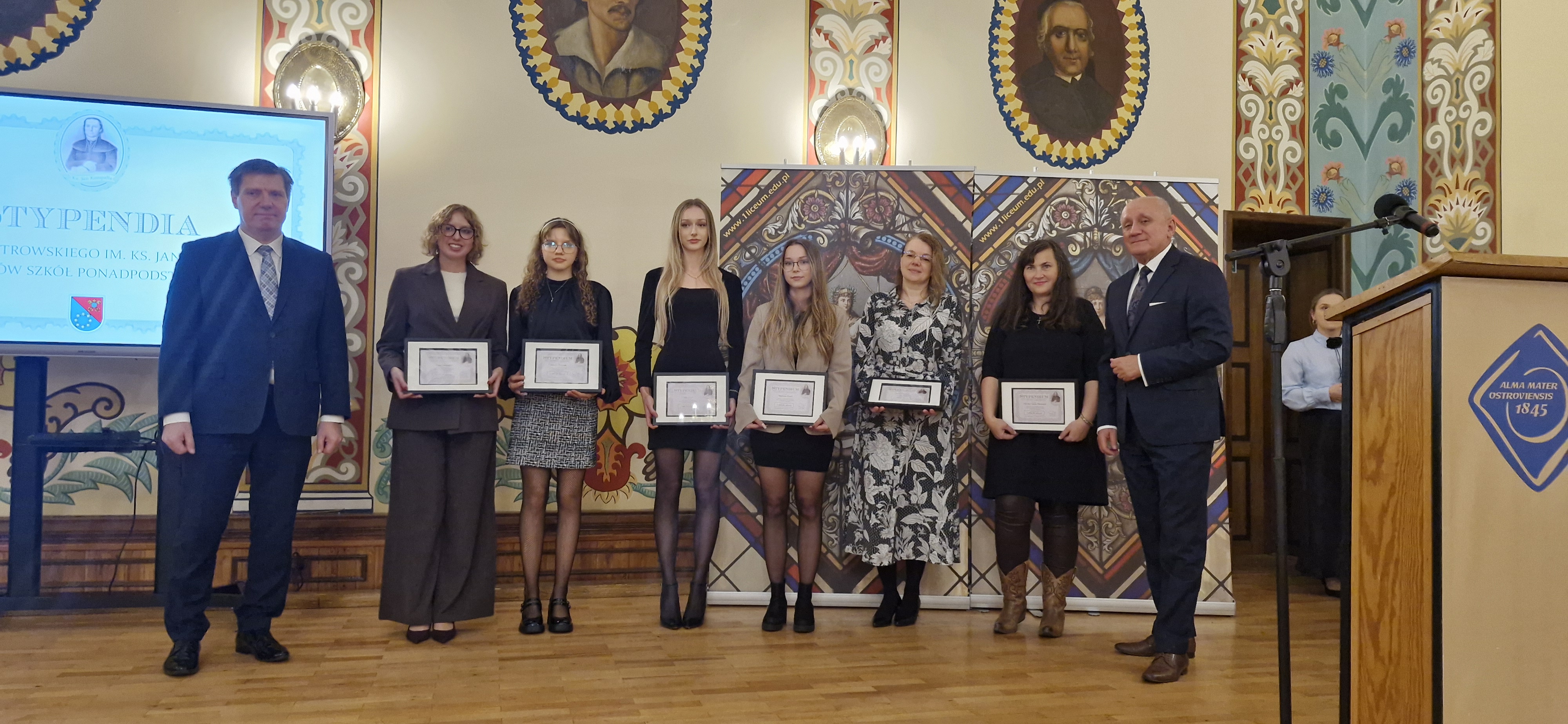 Stypendia starosty ostrowskiego przyznane [ZDJĘCIA]