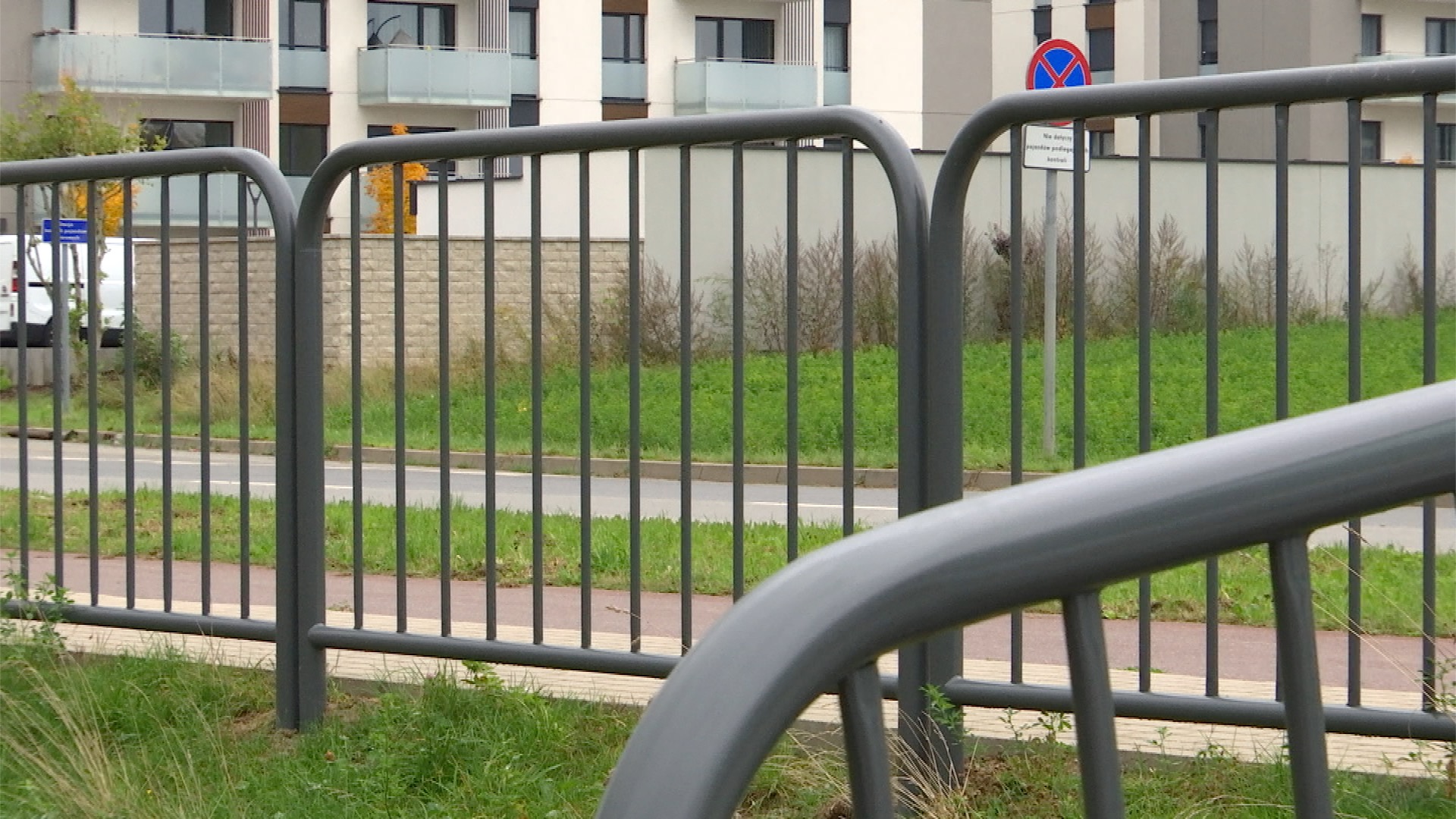 Dlaczego gmina wymieniła barierki wzdłuż drogi, skoro nie były zniszczone? [WIDEO]