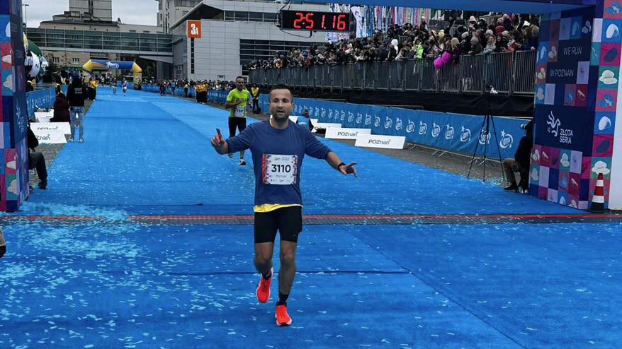 Komendant ostrowskiej policji pucharem w maratonie. Mieszkaniec Ostrowa bardzo wysoko