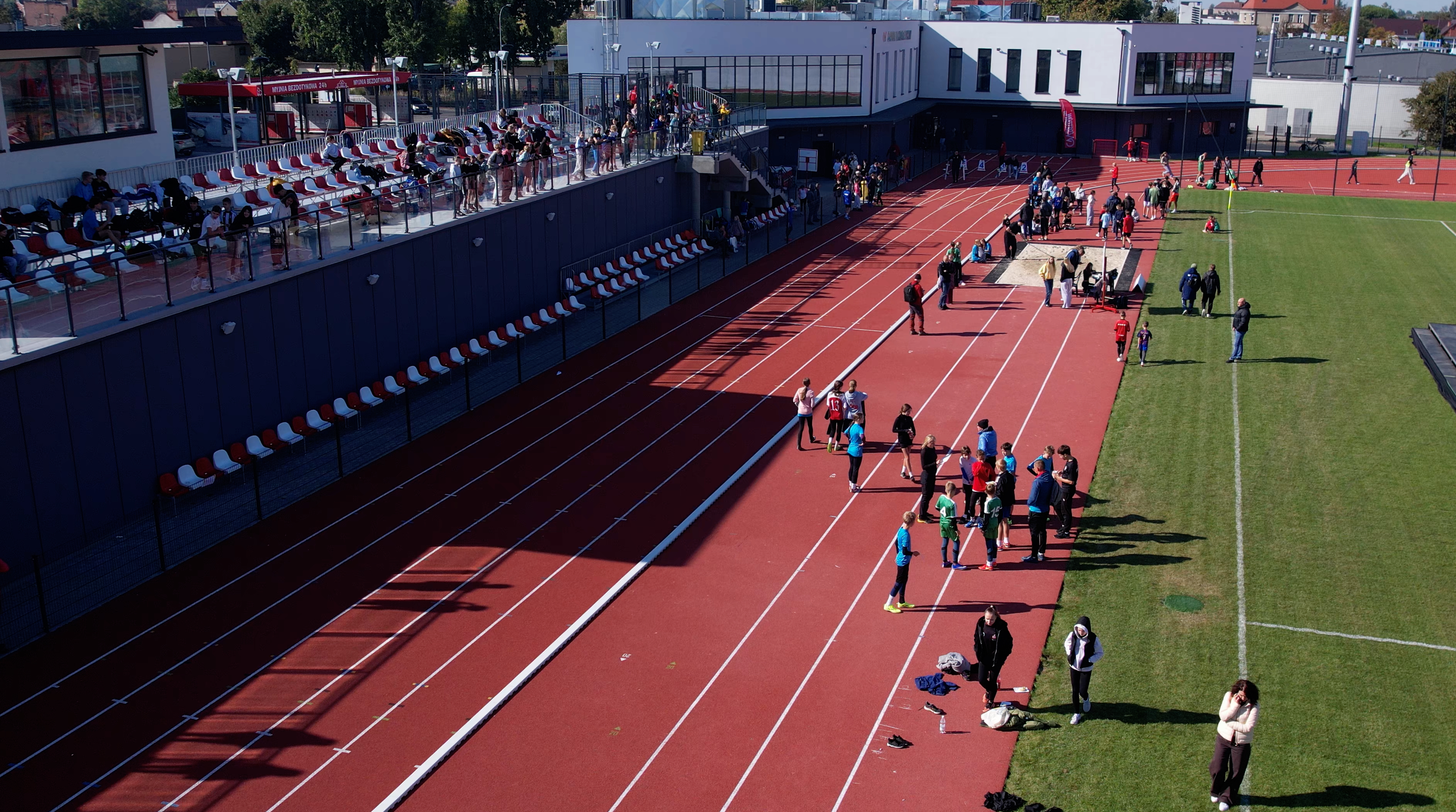 Pierwsze zawody i tłumy młodych sportowców na stadionie lekkoatletycznym