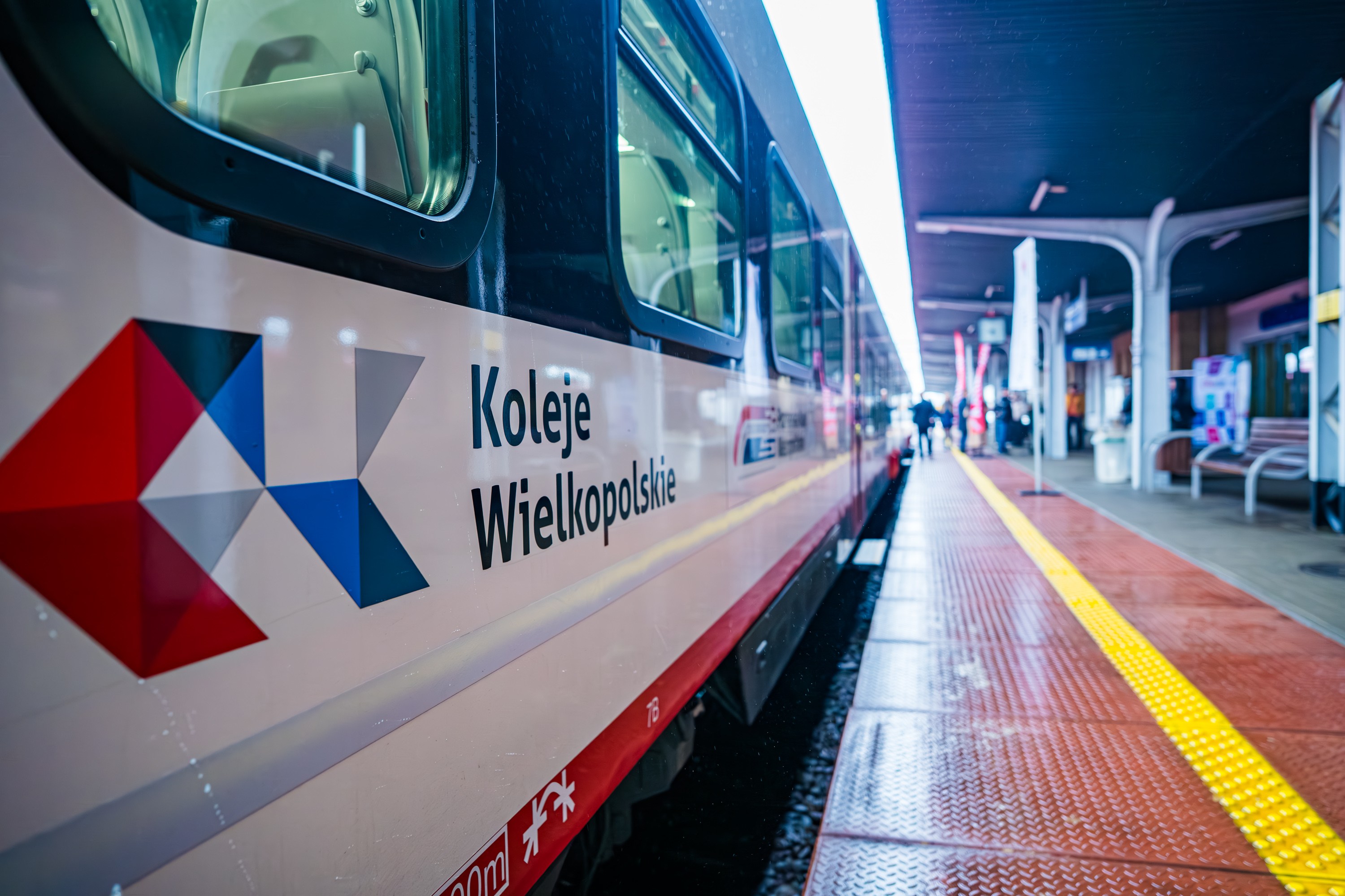 Wielkopolanie coraz częściej wybierają pociągi. Jak na tym tle wypadają Koleje Wielkopolskie?