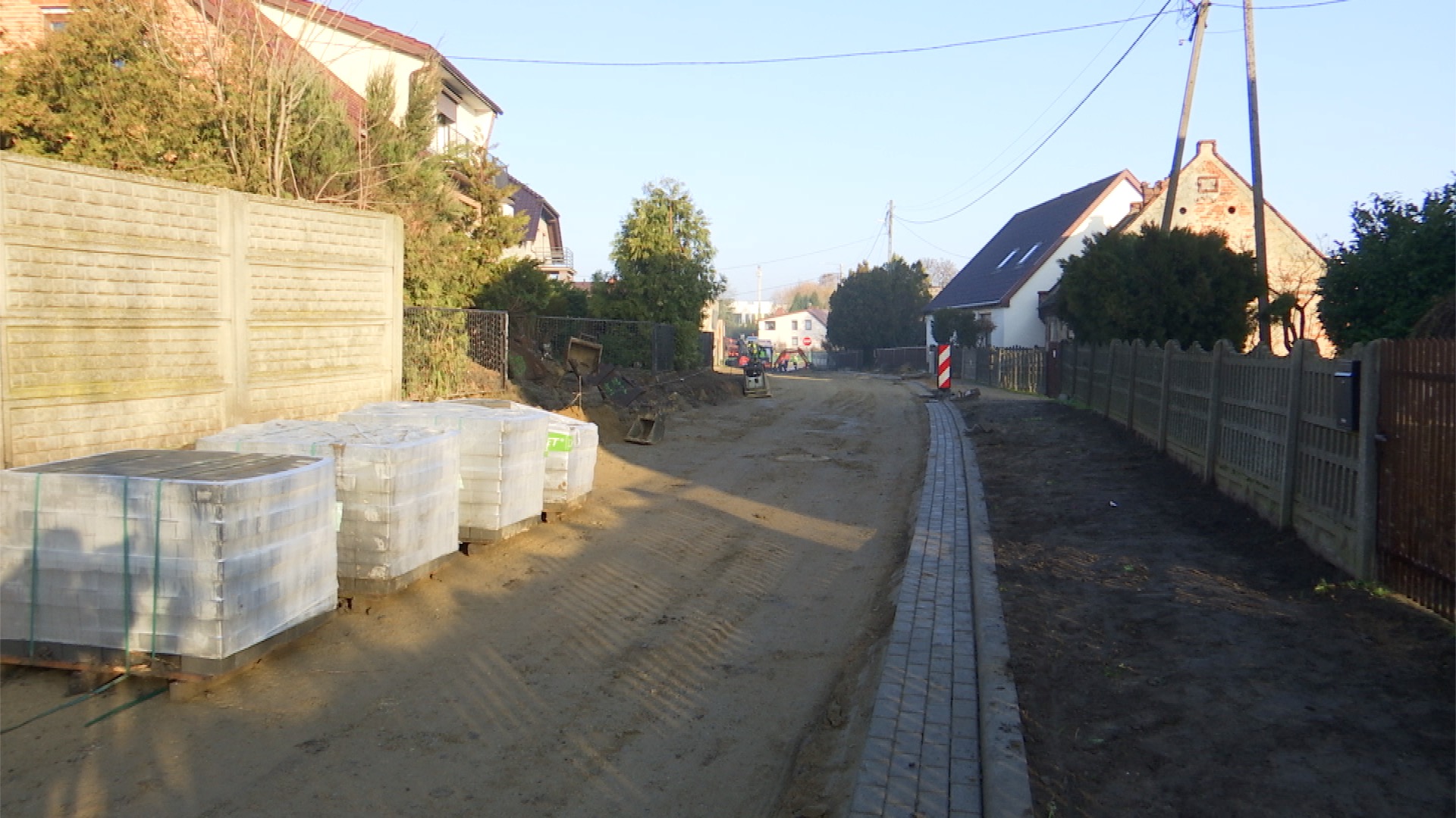 Wymieniają kanalizację i remontują drogę [WIDEO]