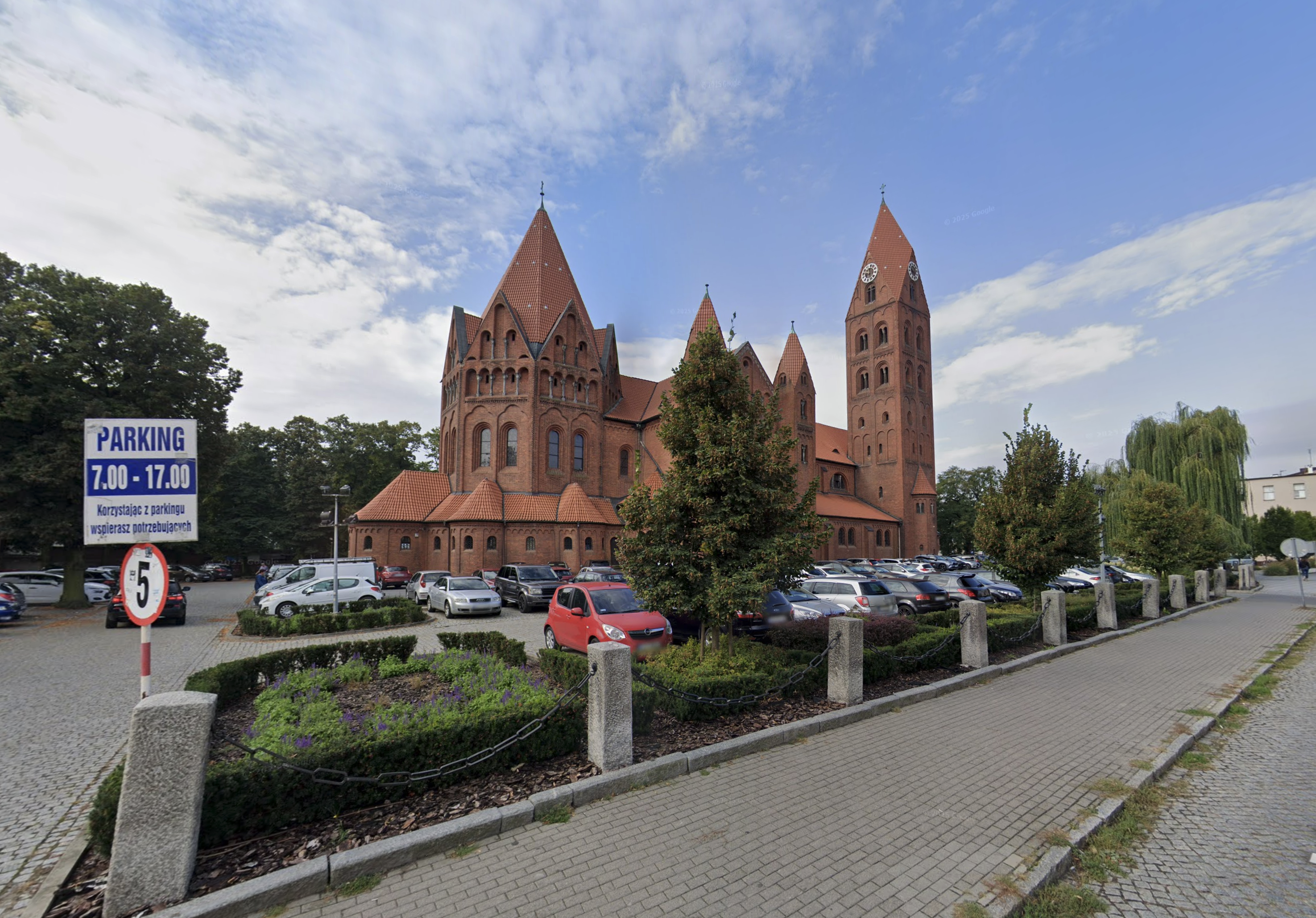 Parkowanie przy ostrowskiej Konkatedrze pod lupą. Planowane są zmiany